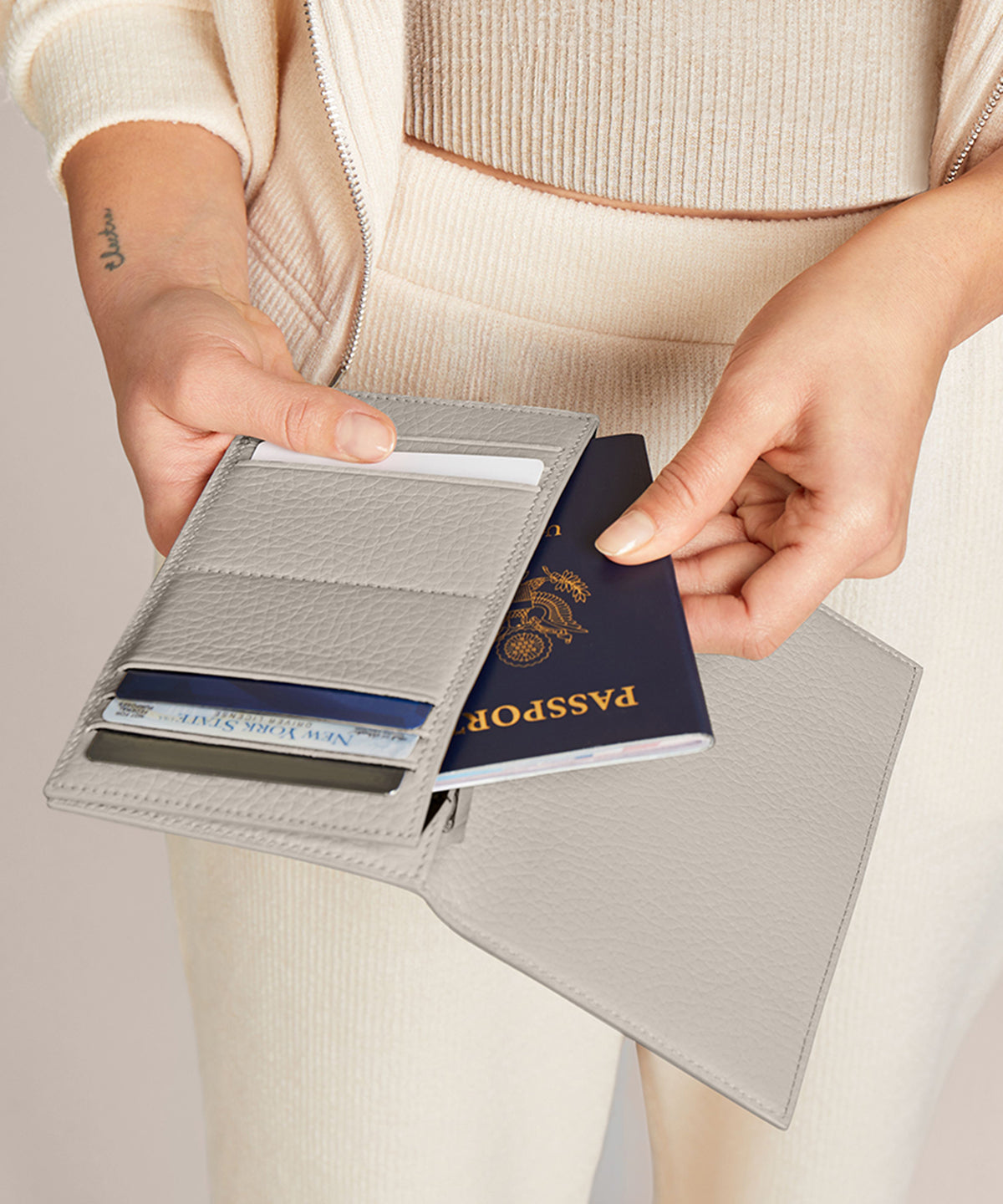 Accordion Travel Wallet in Graphite - Image 5